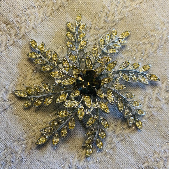 Sarah Coventry 1963 Evening Snowflake Brooch Lapel Pin Silver Tone Rhinestone - Picture 2 of 6